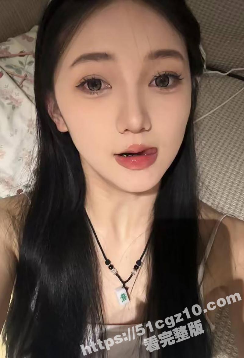 师范学院高冷校花 杨欣欣 带眼镜舔弄肉屌上演极致反差 金主肉屌滑出阴道 娇媚浪叫求继续 终被内射