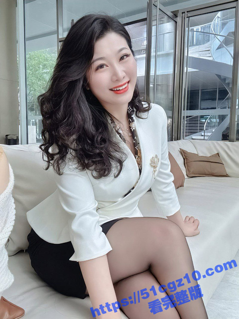 大神乱伦肥臀老妈 丰乳肥臀性感骚妈 穿诱人瑜伽裤被后入爆操 小穴喷潮不止