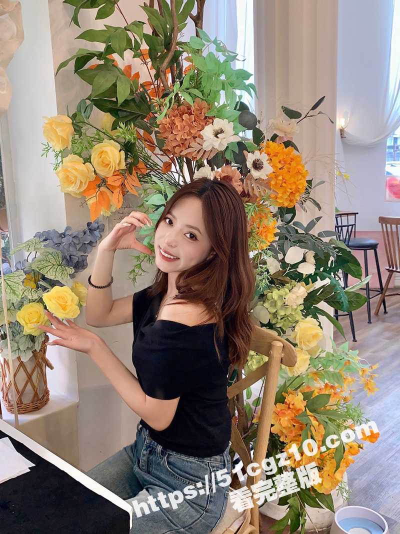 海角绿帽大神 寝取NTR 性感老婆穿情趣丝袜发骚 在沙发上被单男无套内射！