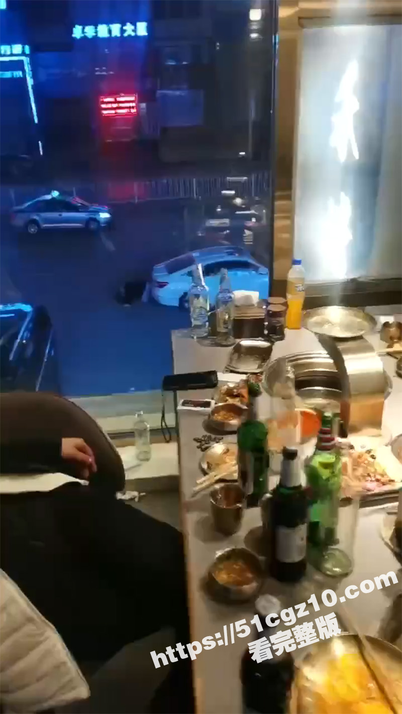 偷拍男女街头野战 一对中年男女 在车后路上激情接吻 这是要野战的节奏啊 有车不用玩的真花花