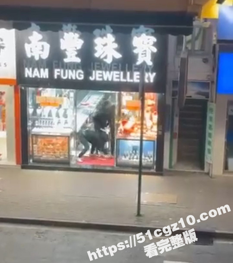 香港发生重大抢劫案 4名男子蒙面持刀及铁锤 闯入上水新丰路南豐珠寶抢劫在大埔失事弃车逃离 现场视频流出！