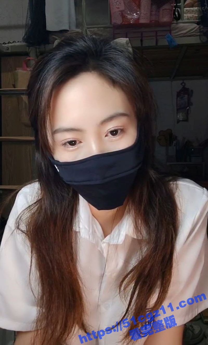 高颜值极品身材校花 在宿舍激情道具自慰 玲珑娇小嫩乳自豪的展示 带着口罩都掩盖不住惊艳的颜值！