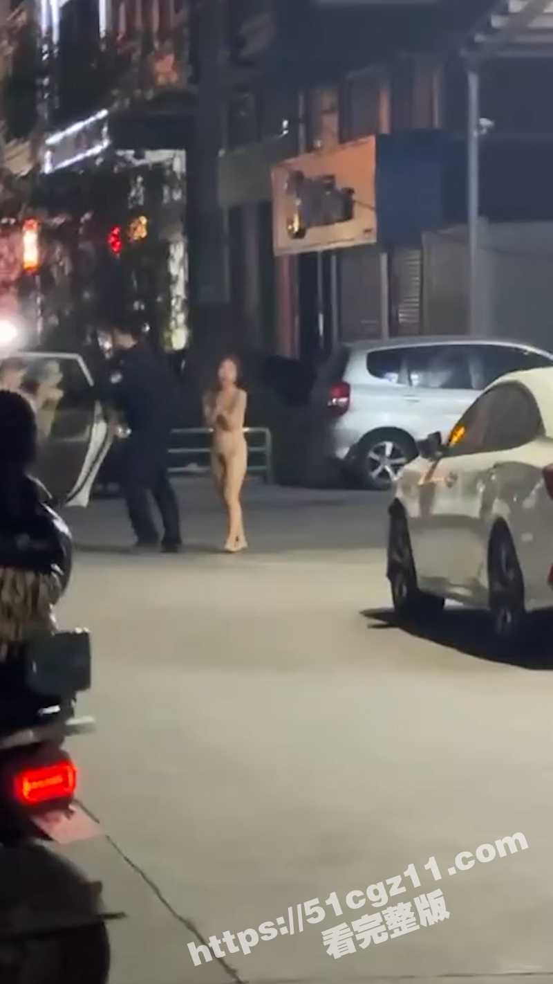 深圳街头惊现粉头发裸相关图片