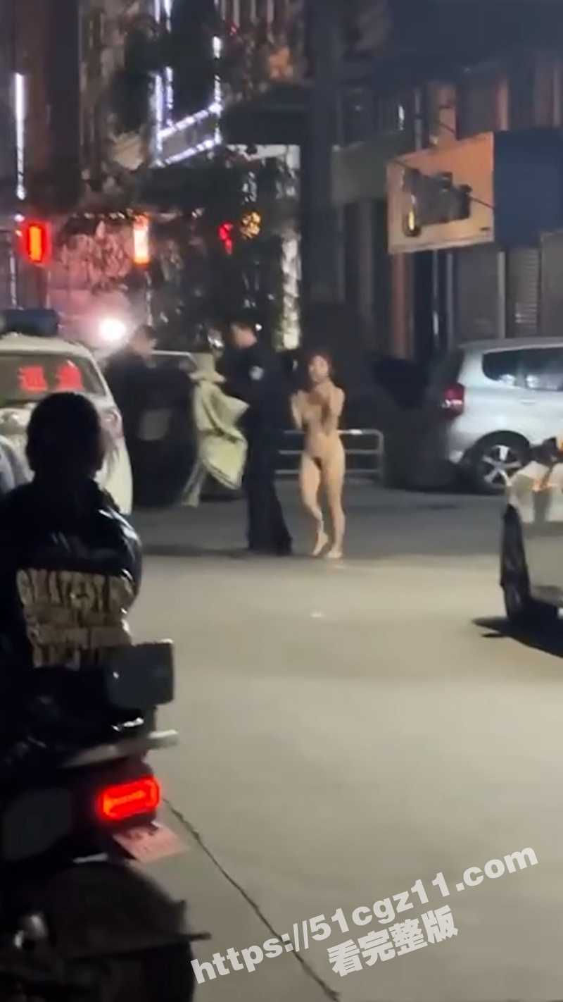 深圳街头惊现粉头发裸相关图片