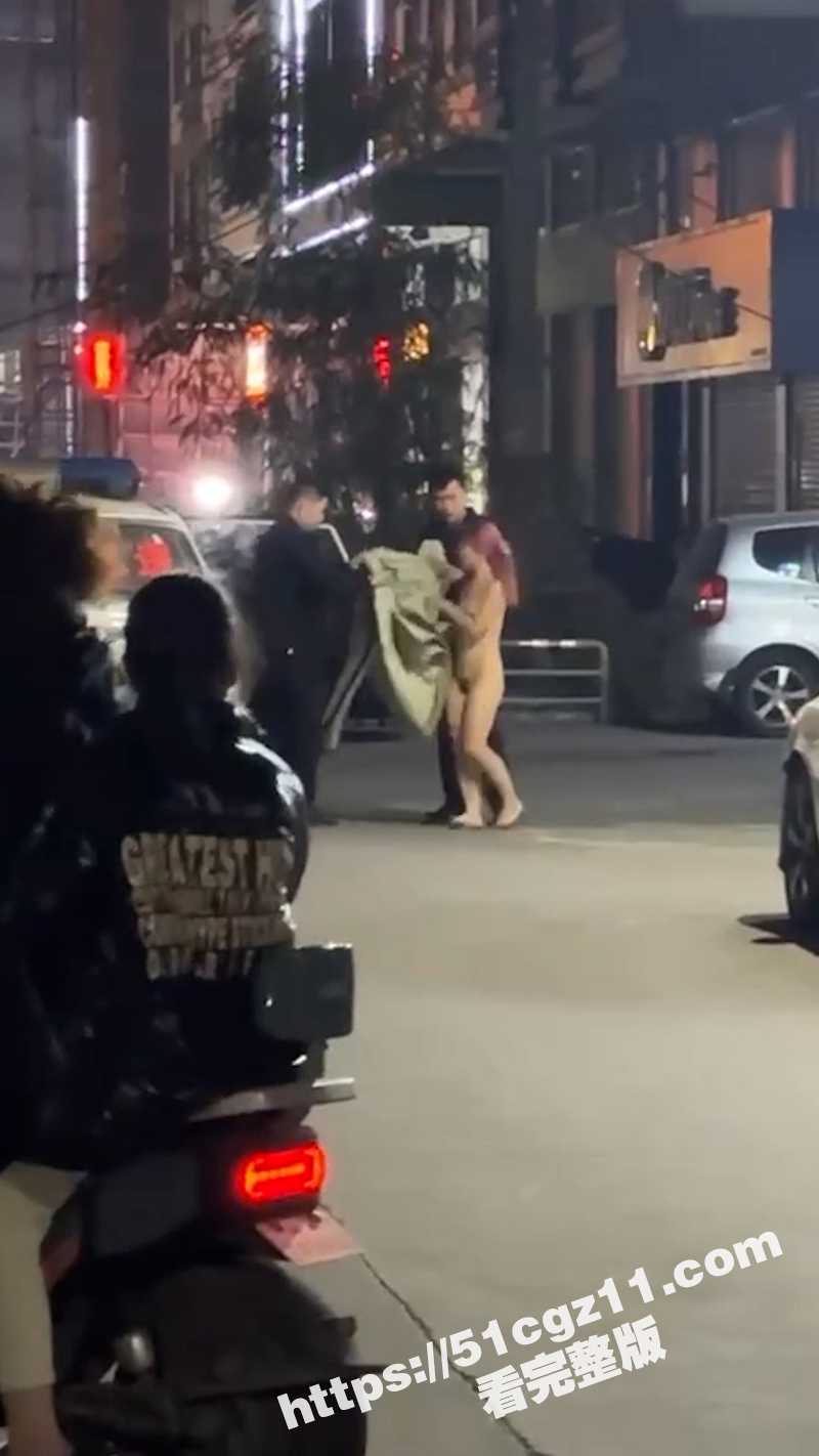深圳街头惊现粉头发裸相关图片