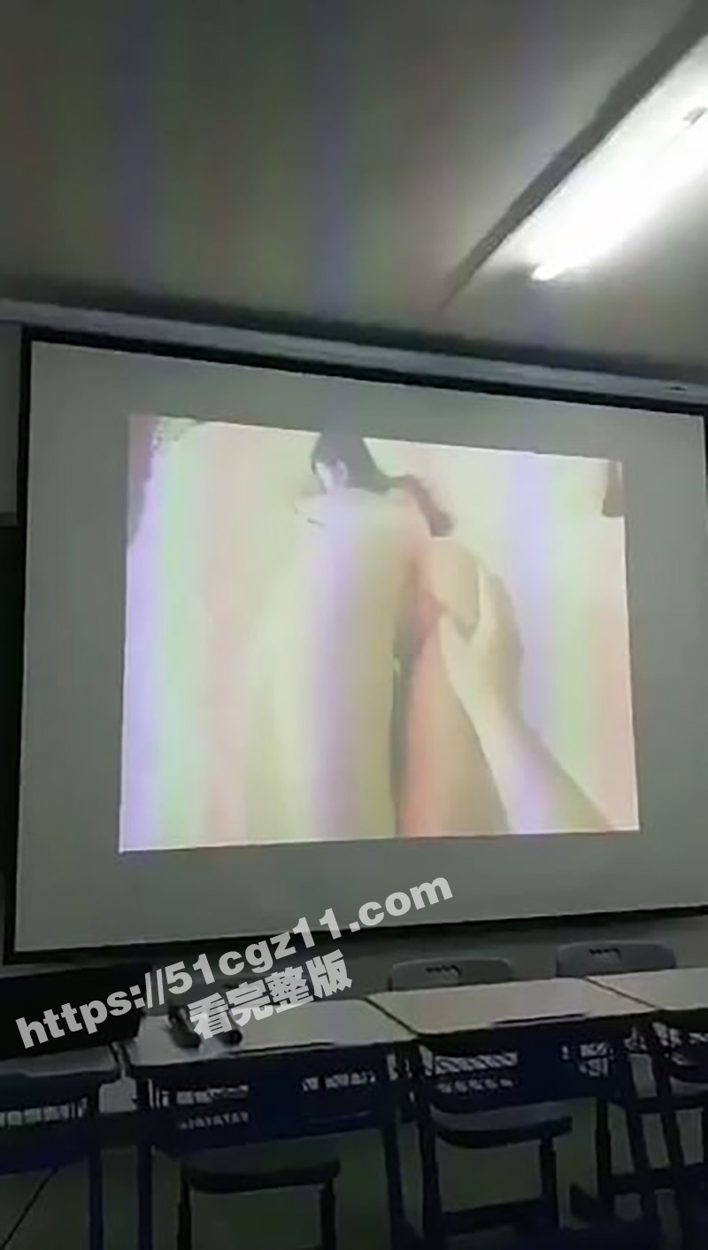 太原理工大学 老师上课不小心放A片 全班同学都沸腾了 男生笑的嘴角比AK都难压！