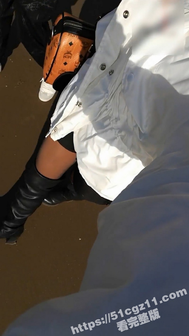 沿海某学院学生妹和男友海滩激情野战 脱掉内裤翘美臀被无套后入爆操 国语对白 跪舔口爆