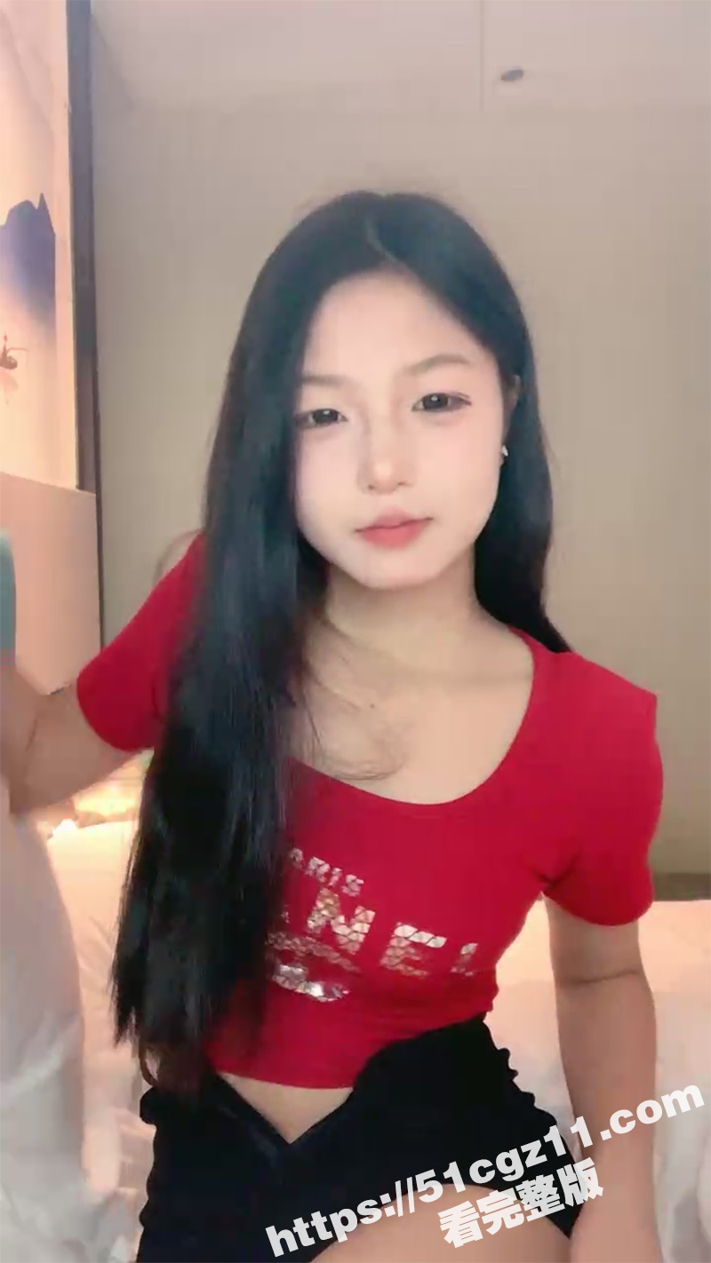 清纯靓丽美少女 被男友忽悠下海直播 颜值甜美身材极品 穿诱人白丝激情足交 被男友爆操粉嫩小穴