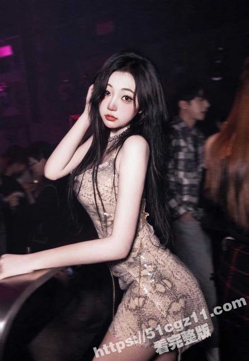 绿帽奴将淫妻献给黑人 瘦小亚裔美妻被大黑屌各种姿势疯狂爆操 绿毛龟还在一旁拍手叫好