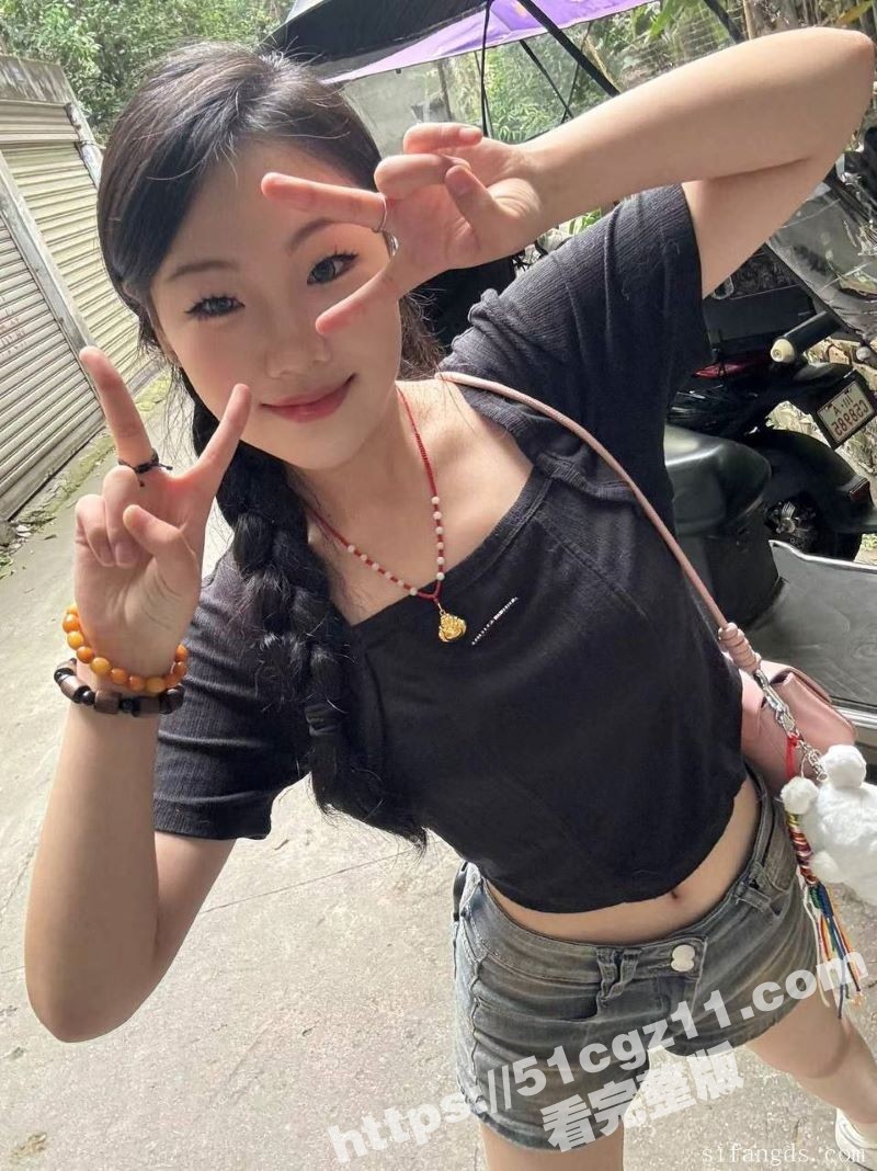 湖南农业大学大四学姐 王欣怡 被炮友调教后曝光 大胆摸胸展示自己骚穴