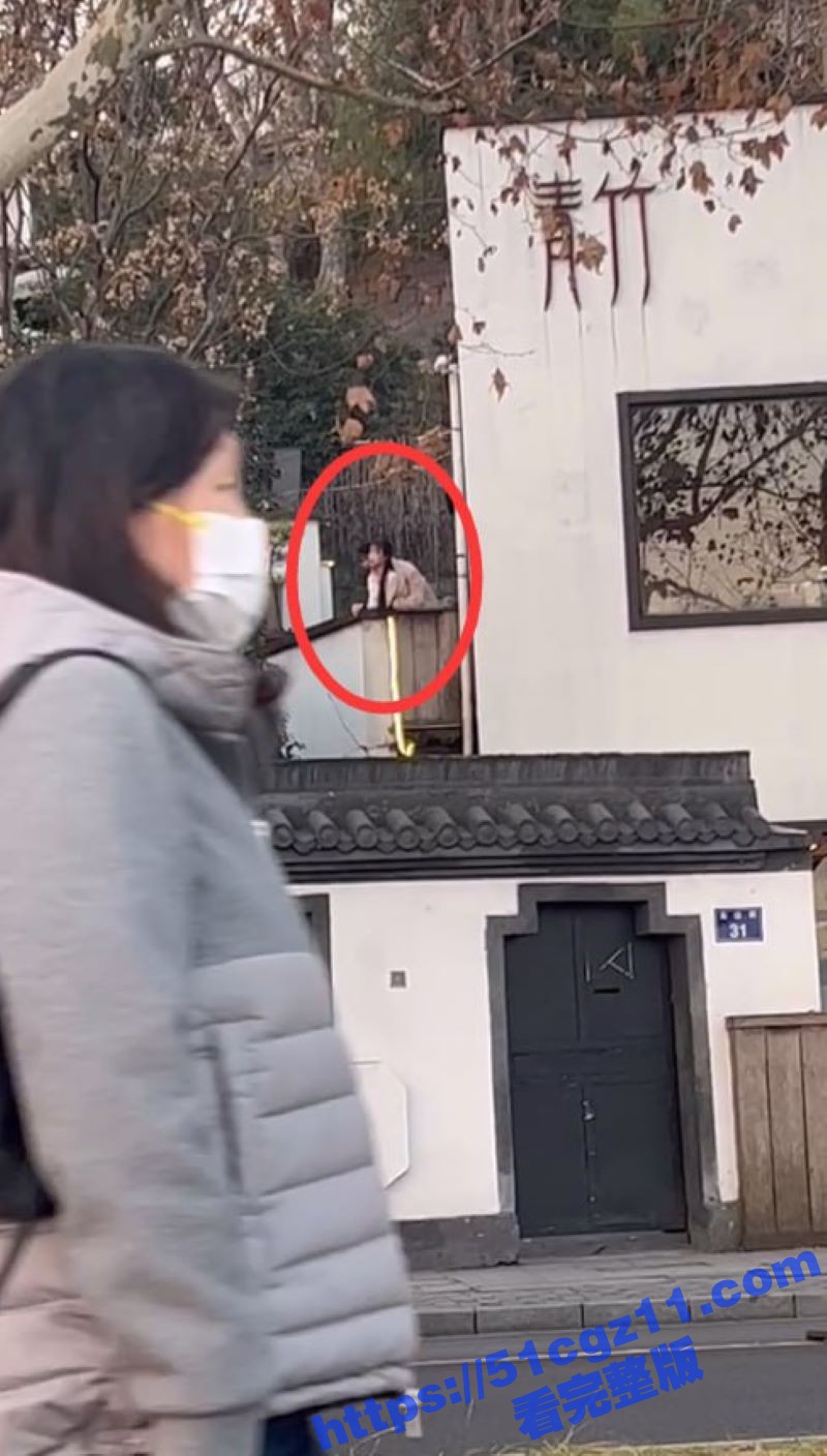 全网疯求 西湖断桥残雪旁边的青竹 小情侣露台操逼事件 男女追求刺激户外露出做爱被拍！