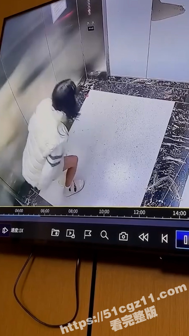 佛山小仙女电梯内随意小便 户外暴露没底线门一关脱了裤子就是尿 电梯监控视频曝光