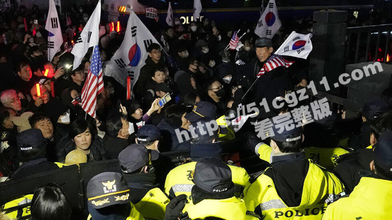 韩国政变 总统尹锡悦被捕风波 支持者情绪激化引发骚乱 4.4万人疯狂冲击法院政府 现场暴乱视频流出
