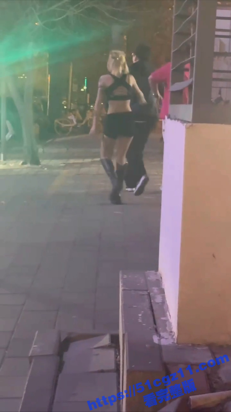 精神小妹的吵架绝招 河北秦皇岛小妹跟人吵架 直接脱裤子让人来操 吓的小伙直接闭嘴走人