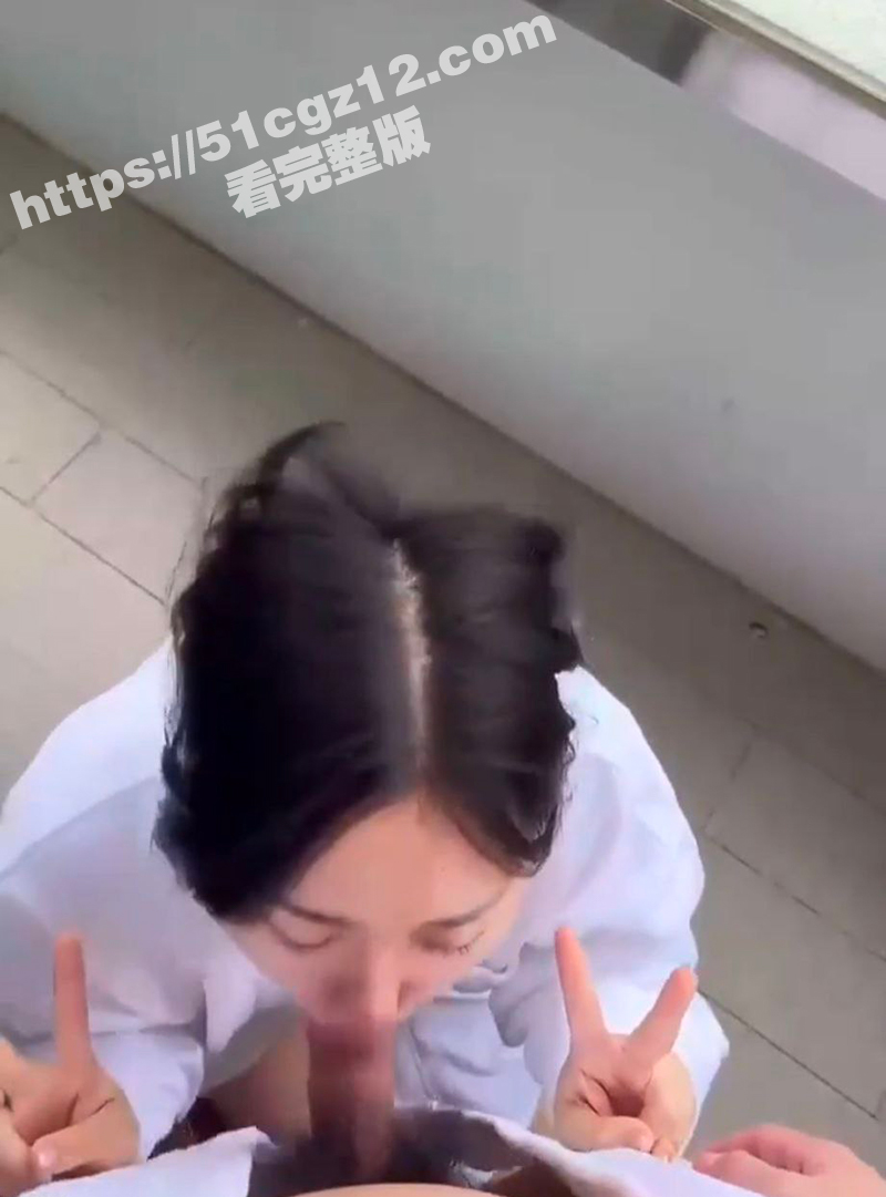 高颜值学生妹反差惊人相关图片