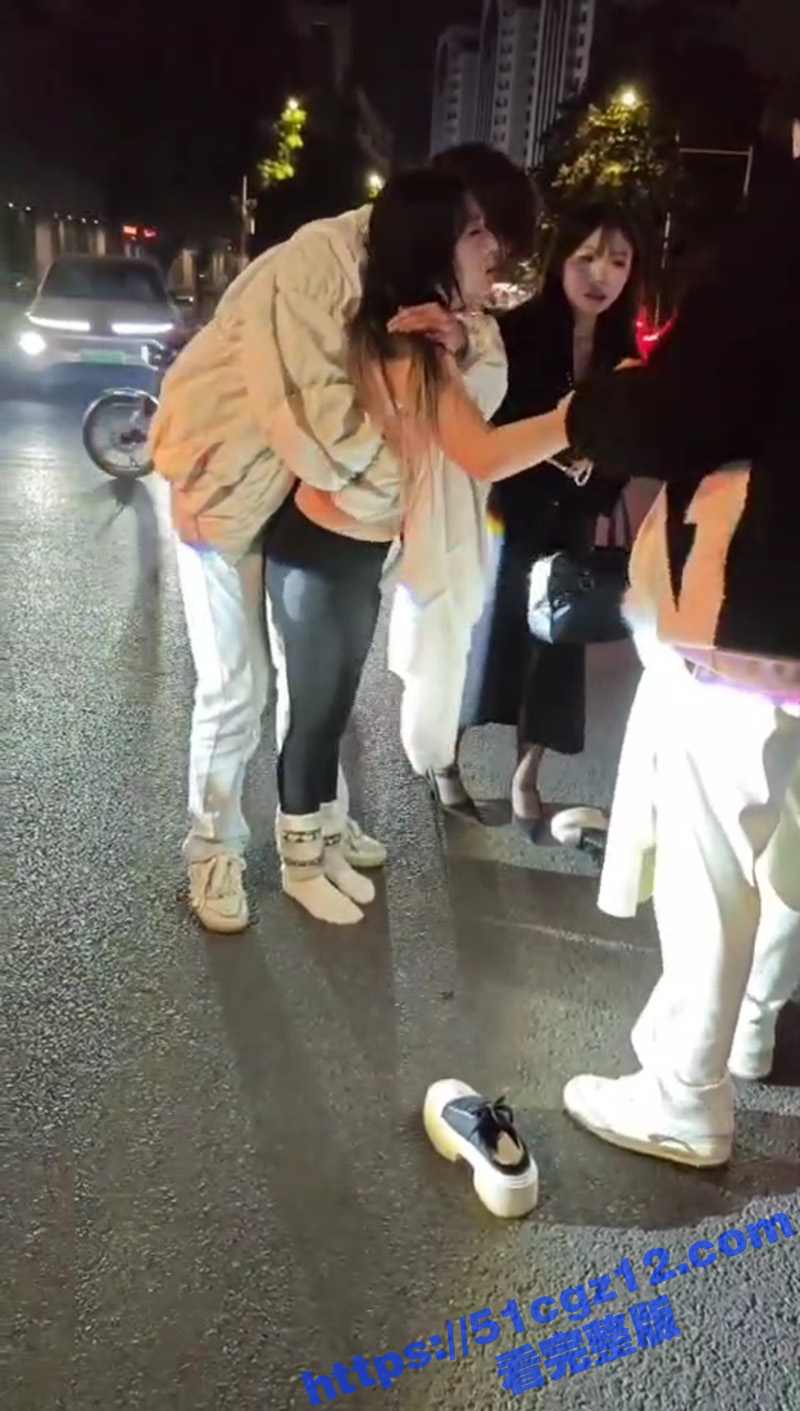 深圳街头醉酒小仙女失控暴走 情绪崩溃丑态百出 疯狂举动引发路人围观 场面一度失控