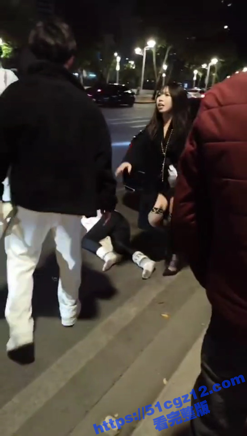 深圳街头醉酒小仙女失相关图片