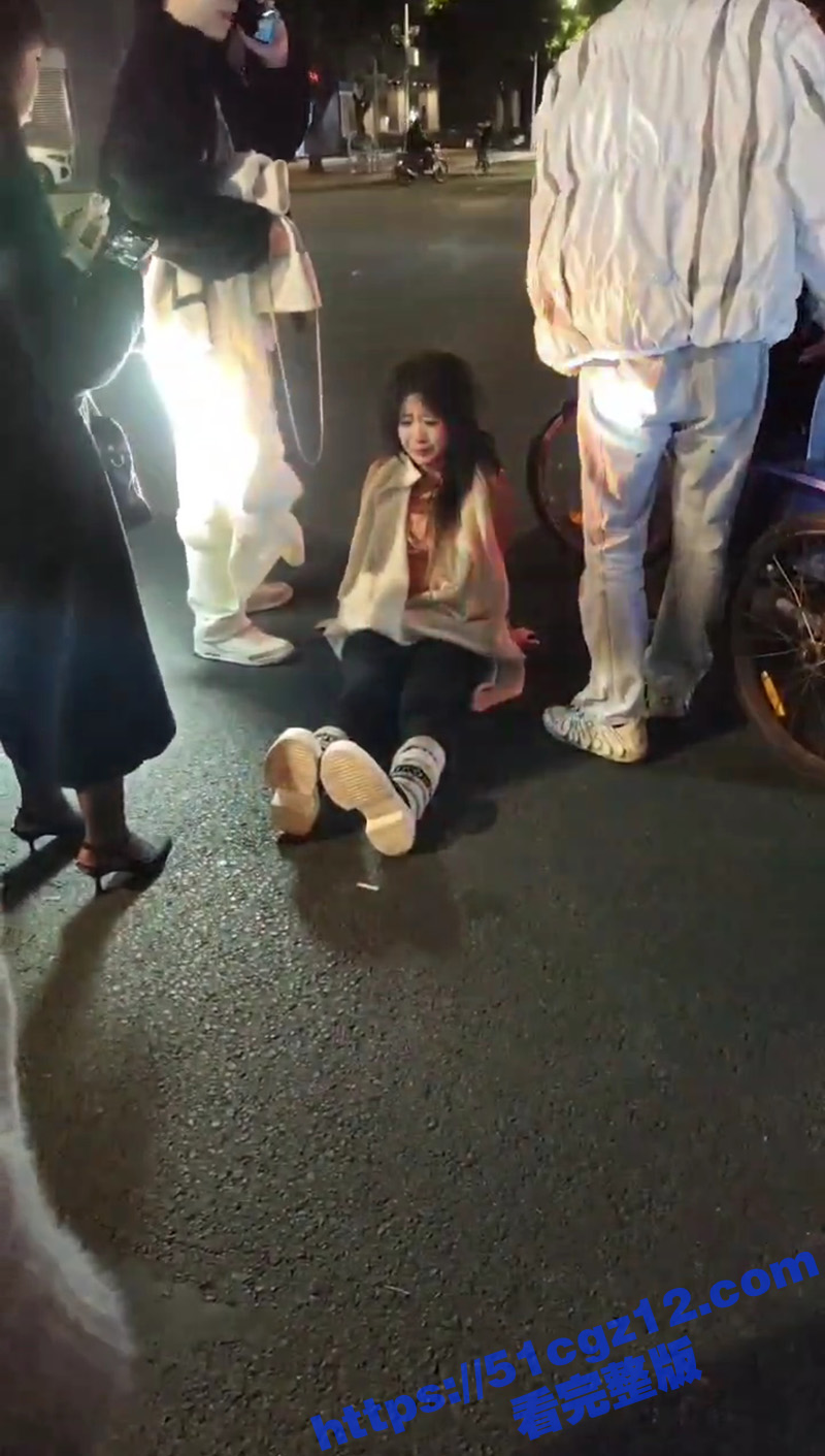 深圳街头醉酒小仙女失相关图片