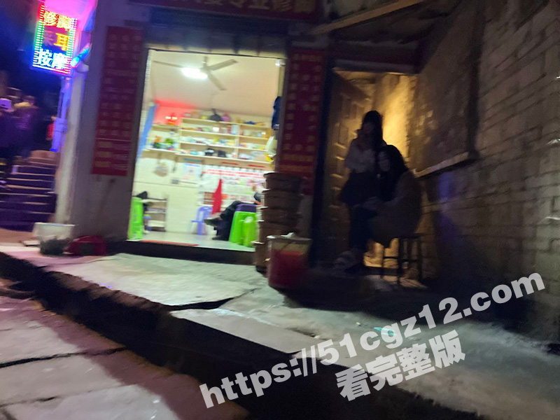 瓜友投稿 深夜街头200块钱十分钟的爱情 嫩妹云集令人眼花缭乱 含泪消费二百大洋！