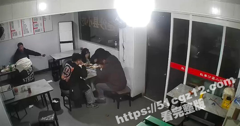 沙县小吃店内餐桌冲突打架 两醉汉挑衅滋事被酒瓶砸头反杀 同伴则一旁看戏吓得说不出话