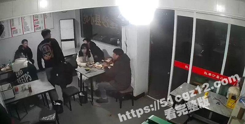 沙县小吃店内餐桌冲突相关图片