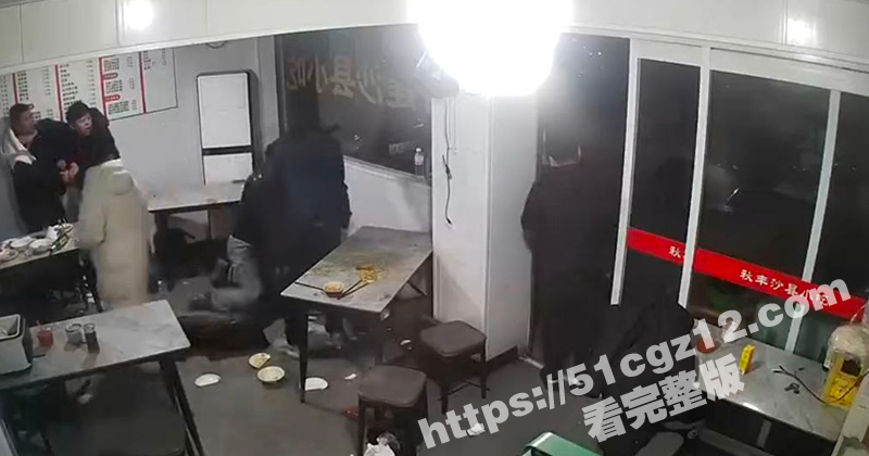 沙县小吃店内餐桌冲突相关图片