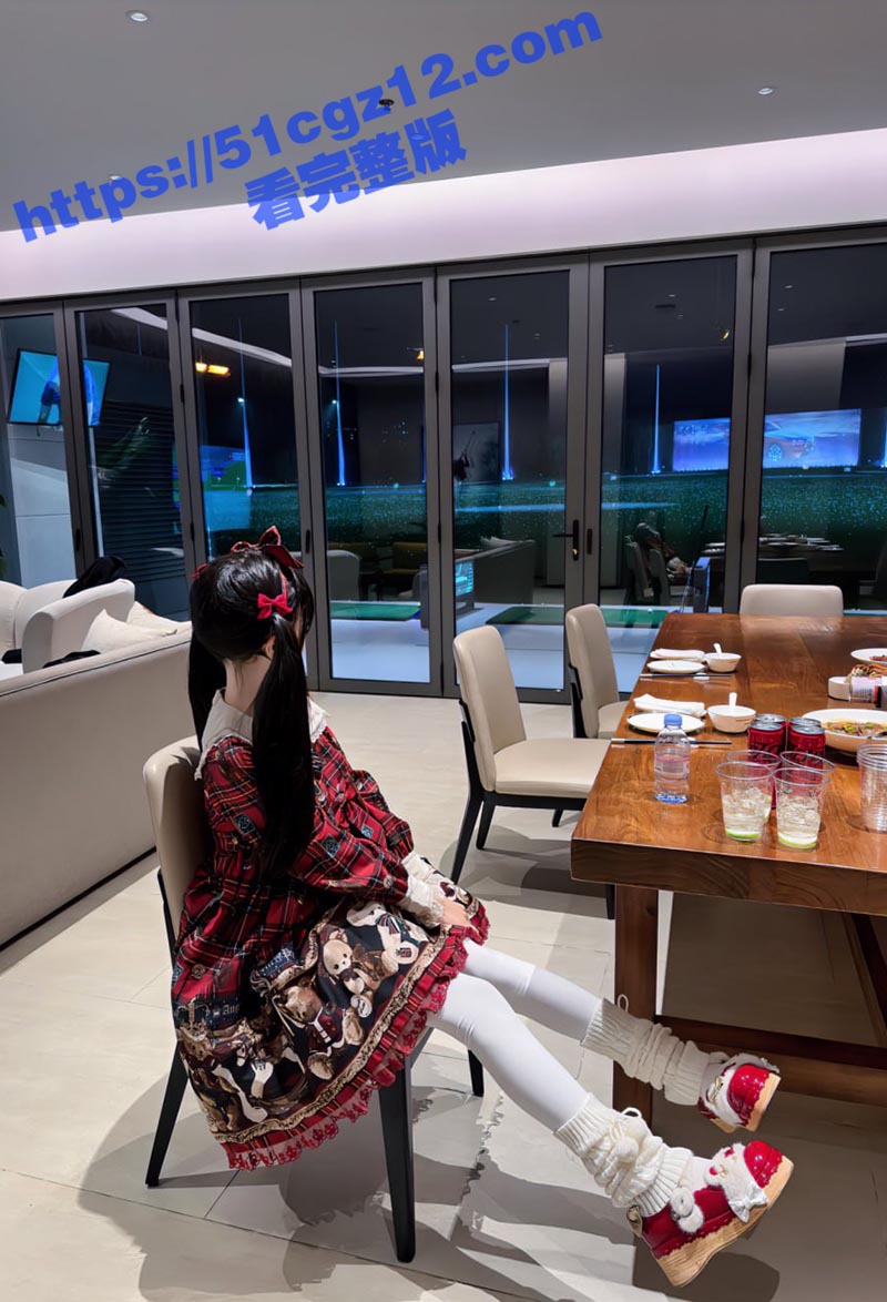 推特巨乳反差萝莉 金相关图片