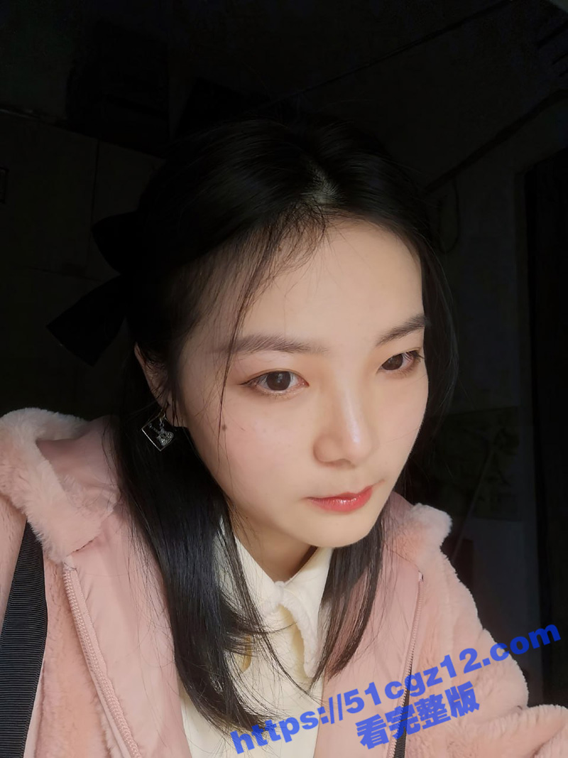 酒店约啪眼镜母狗 身材纤细高挑 穿各式情趣内衣 背着男友酒店偷情 被大屌主人酒店爆操抽插