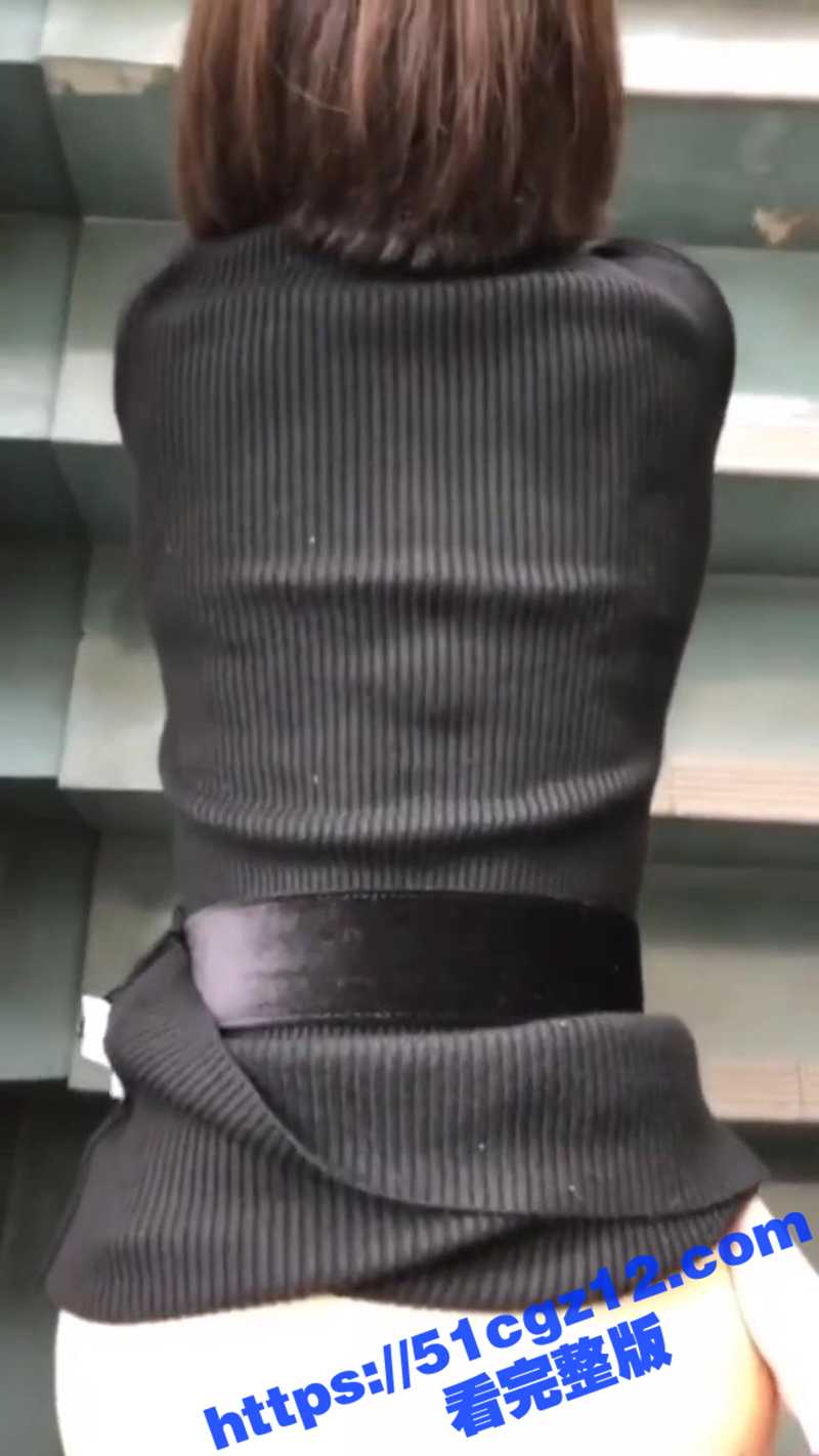 短发美少妇大白天在楼相关图片
