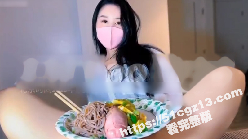 颜值美女的晚饭 大屌鸡巴拌面 倒上酱油和鸡蛋碎 疯狂吮吸大肉棒 这口技还真不赖 这么吃鸡还挺有感觉呢