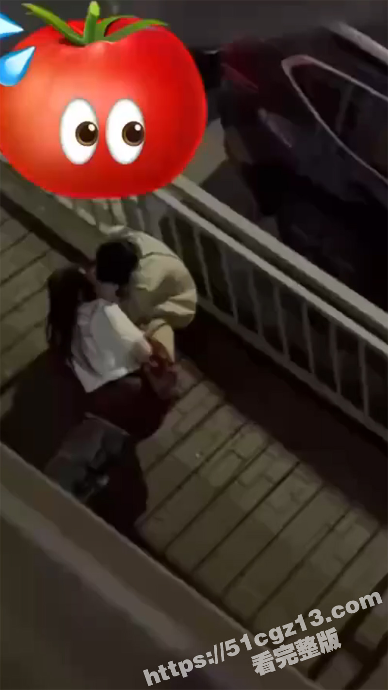 渣男出轨被抓 小仙女当街扇耳光 全程装委屈蒙混过关 窝囊的被女友辱骂 有这么好的女友还出轨活该被骂