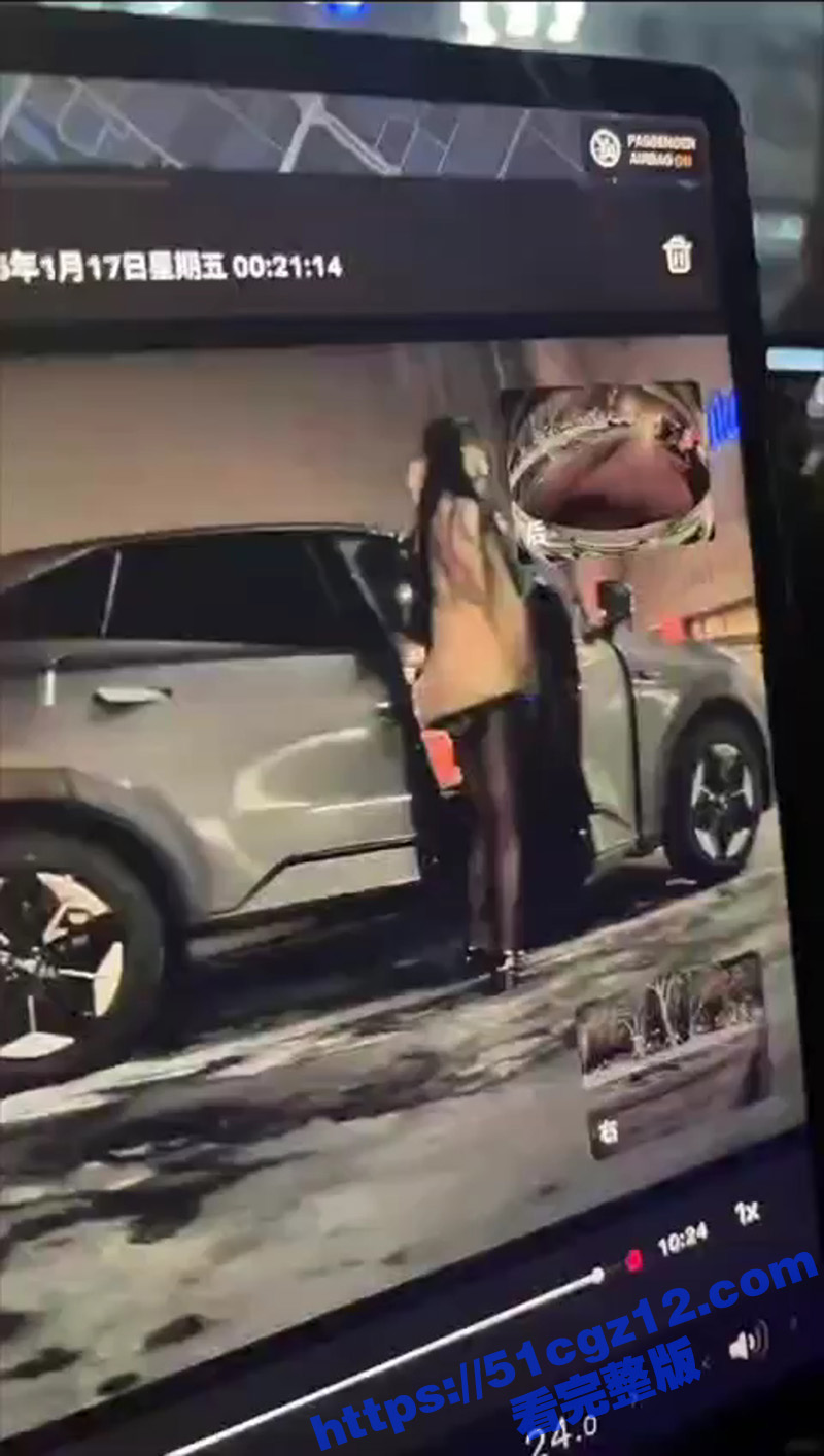 广州万达广场小母狗穿开档丝袜做任务 被行车记录仪偷拍并曝光 有钱人的生活就是这么的朴实无华