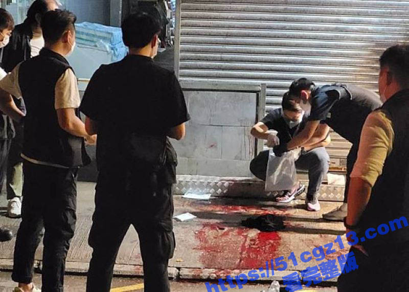 现实版古惑仔 香港元朗两男遭多人伏击围斩 其中一人身中多刀 黑帮之间的火拼现场完整视频流出！