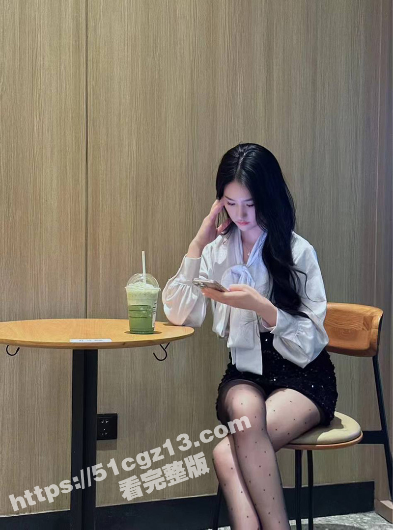 女仆餐厅认识的大一学生妹 刘婉婷 穿JK制服白丝约会被拿下 无套后入猛干后射在奶子上！