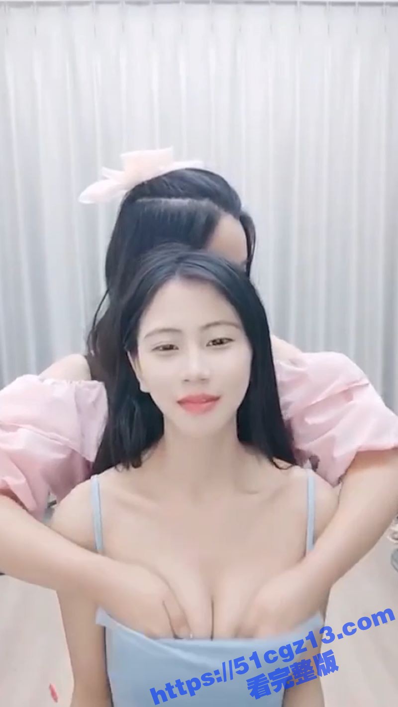 高颜值大奶女主播PK相关图片