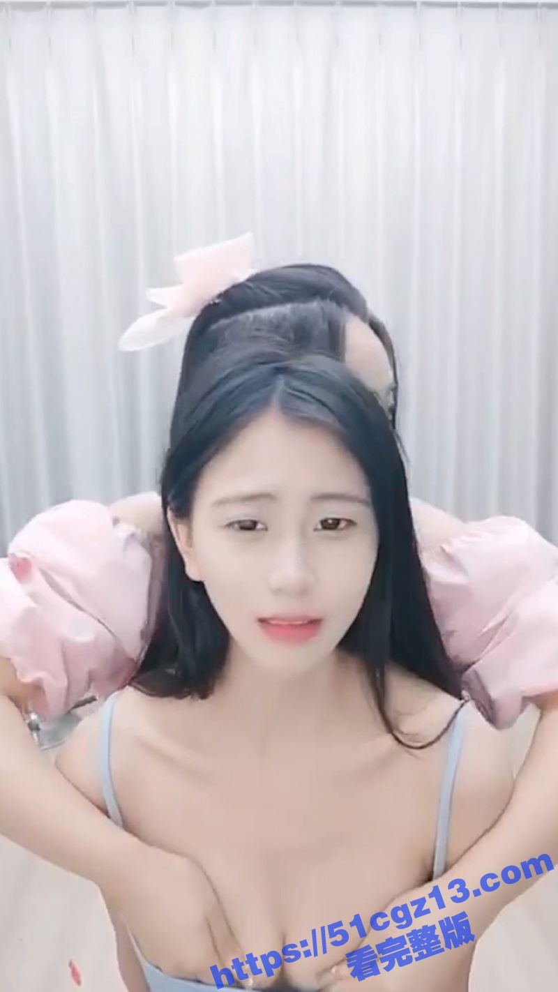 高颜值大奶女主播PK相关图片