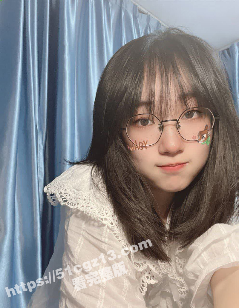 瓜友投稿 骚逼巨乳眼镜妹 发骚自慰视频分享 小黑鲍鱼十分性感！