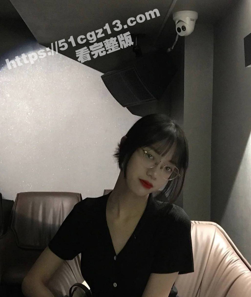 极品反差眼镜妹 蔡慧怡 人前端庄高冷 人后骚逼母狗 男室友听到淫叫就可以一起操她！