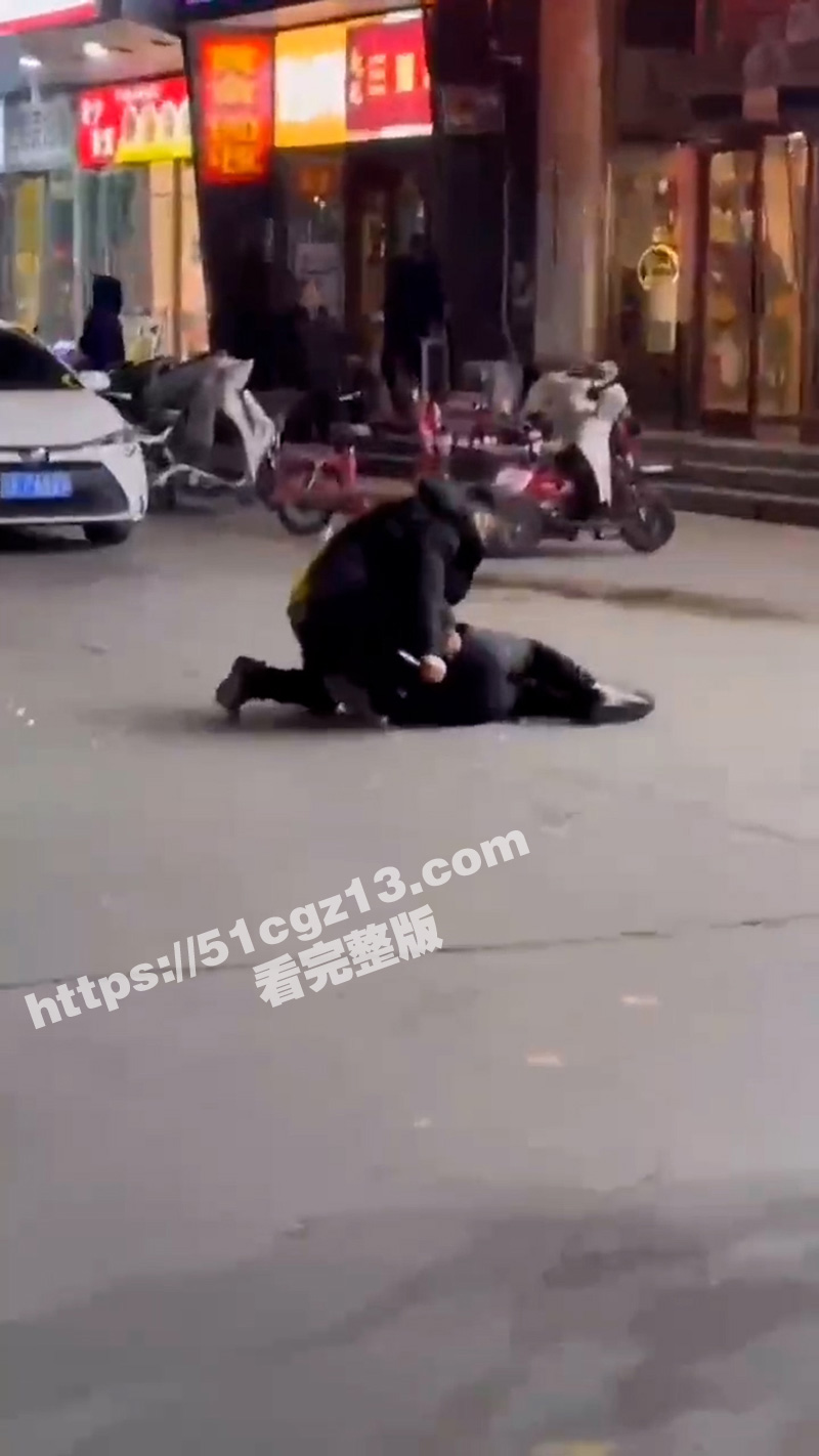 河北三河市上上城三季小区附近惊现绿帽刀客 罗某街头挥刀狂捅张某 刀刀毙命！