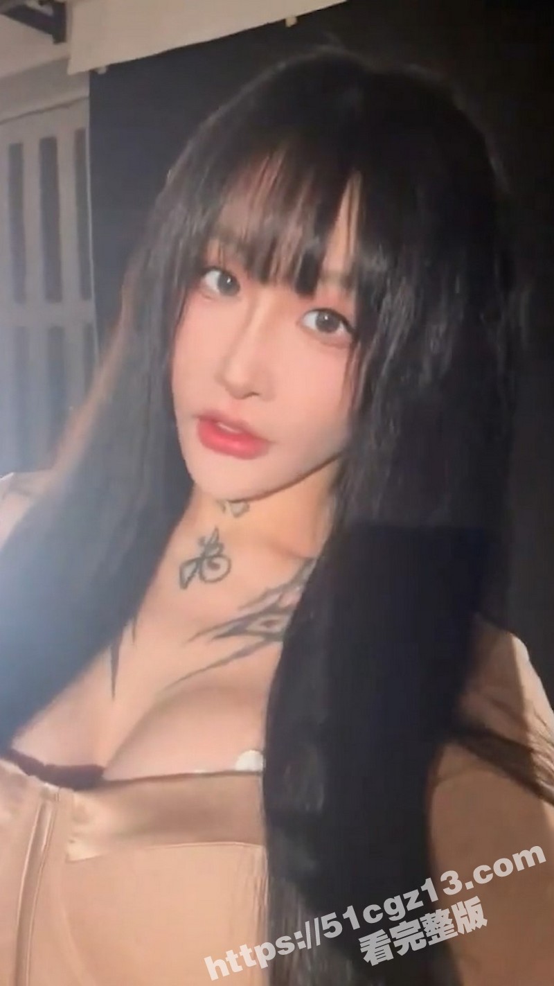 反差骚货精神少女 骚穴简直粉嫩多汁 大马力按摩棒自慰 高潮淫水四溅 流了一地！