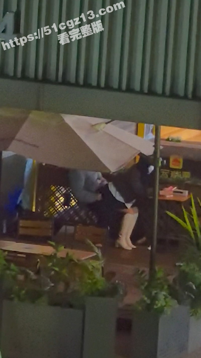 成都港汇天地餐厅活春宫上演 一男一女露天性爱激情忘我 春天都没到就发骚发情了！