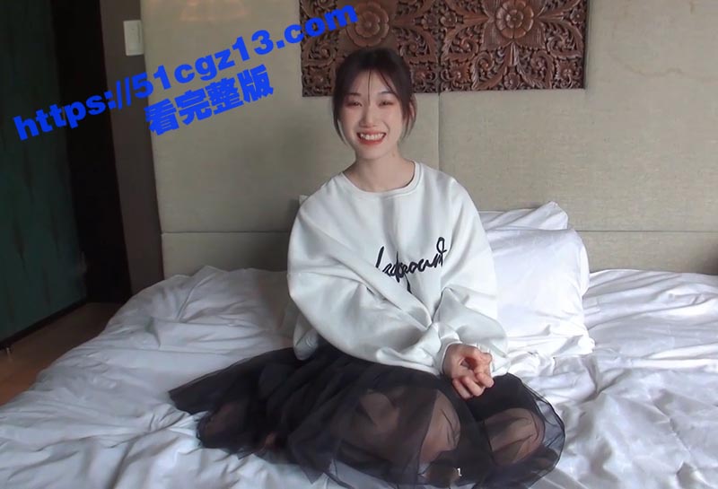 日本温柔大叔酒店约操00后极品美女嫩模 超水灵初恋颜值配白虎嫩逼 吸屌自慰被无套爆操！