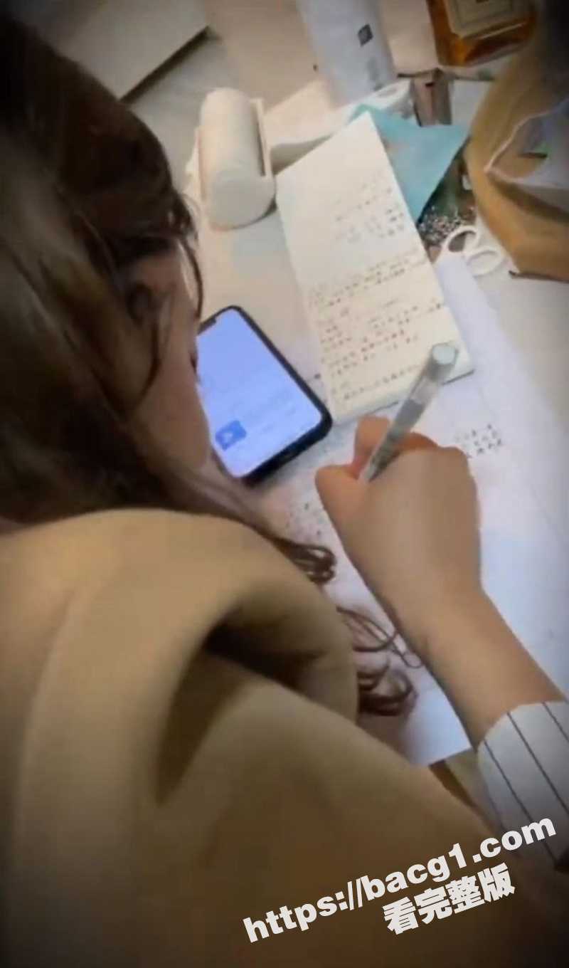 陕西科技大学校花 表面清纯实则床上反差母狗 一束鲜花就被拿下乖乖挨操 激情后入视频曝光