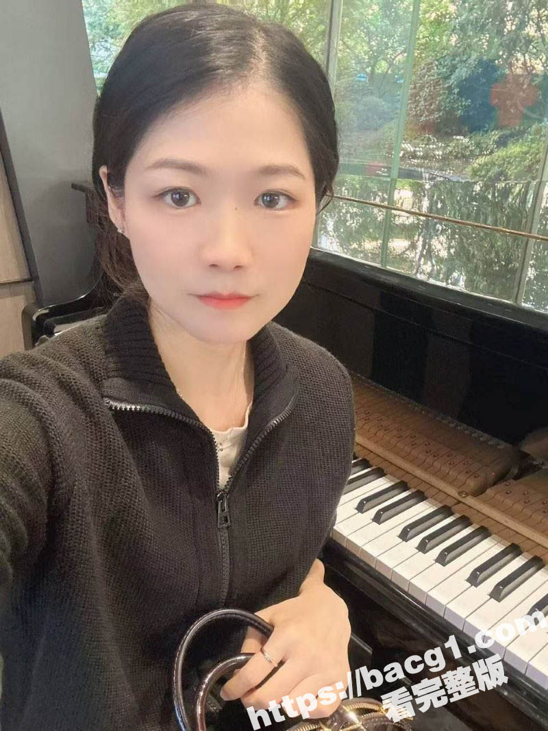 高颜值性感小少妇 满足不了的骚母狗 背着老公偷情 穿上吊带黑丝自慰给炮友看！