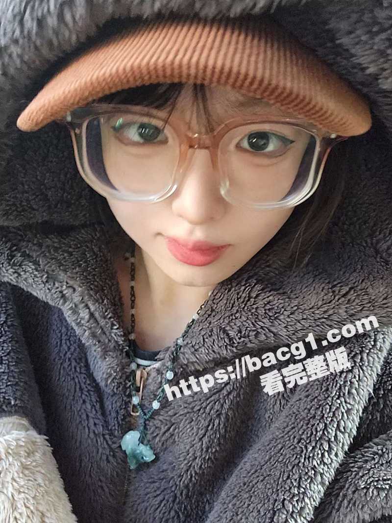超可爱大奶眼镜娘 兽医专业学生妹 刚到店里实习 就被店长拿下 背着男友酒店约啪 跪地口交各种调教