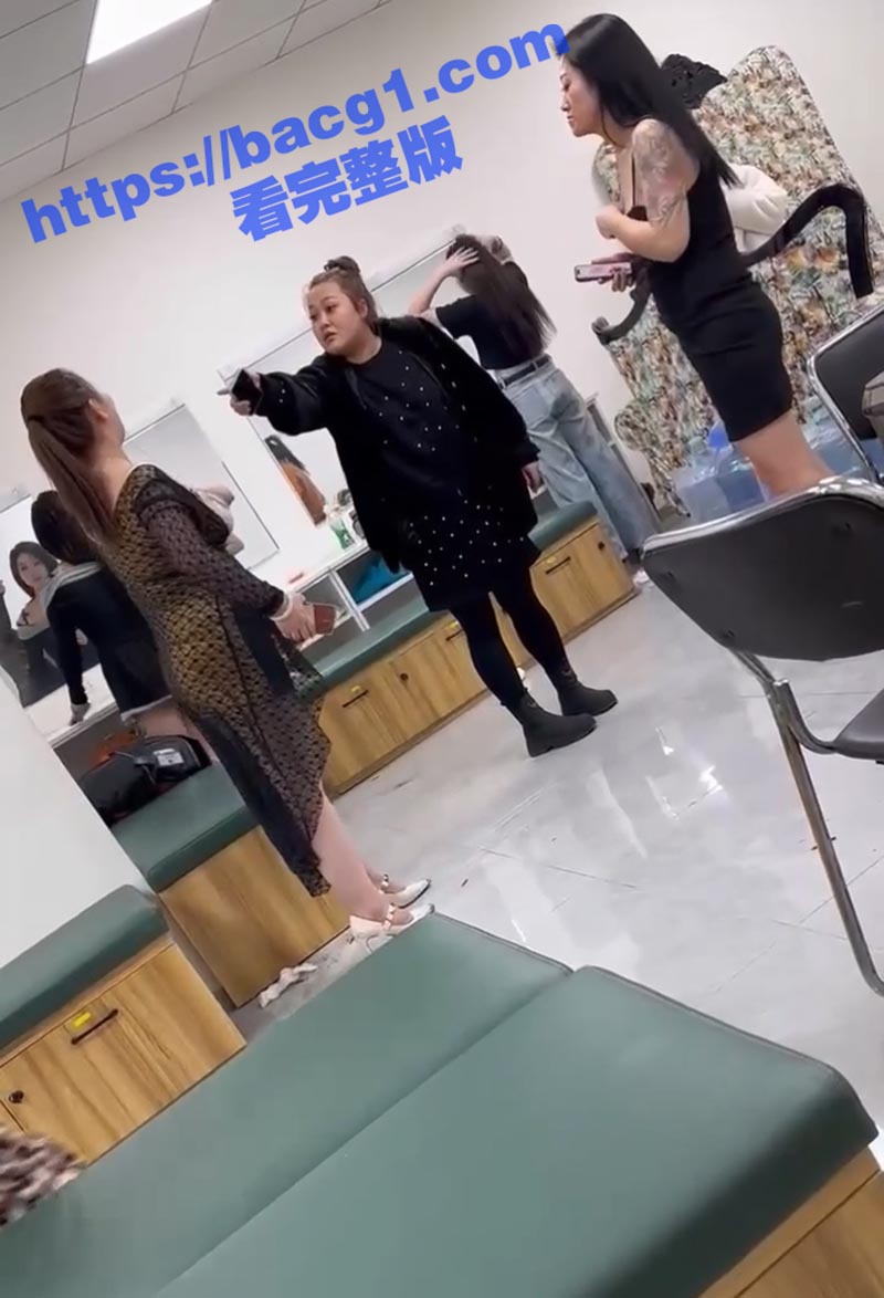 东北沈阳某KTV化妆休息房 两坐台女上演激情骂战 两姐姐互相撕扯大奶意外露出 饱满双峰剧烈摇晃 太刺激了