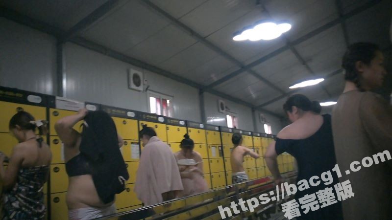 国内水上乐园美女如云 简直偷拍者的天堂 颜值超高的美女更衣室换装遭偷拍 妖娆身段如同尤物！