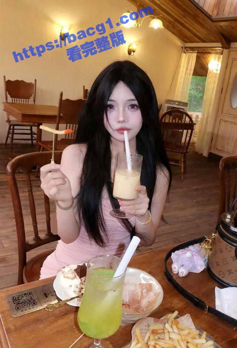 高校大三美女学生 小美 舍友不在全裸露出自慰给兄弟们看 舍友回来会不会闻到淫水的骚味呢？