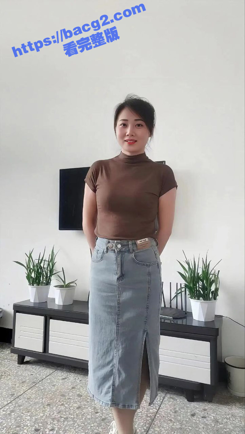 海角母子乱伦大神 恋母少年的心声 陪性感老妈接情人 在家将后爹灌醉后 爆操老妈肥臀