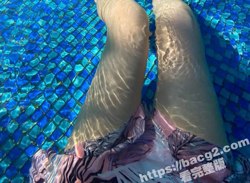 反差眼镜婊女大学生 相关图片